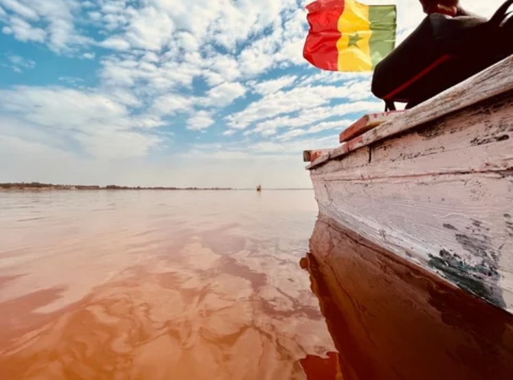 Pirogue et drapeau du Sénégal sur le Lac Rose
